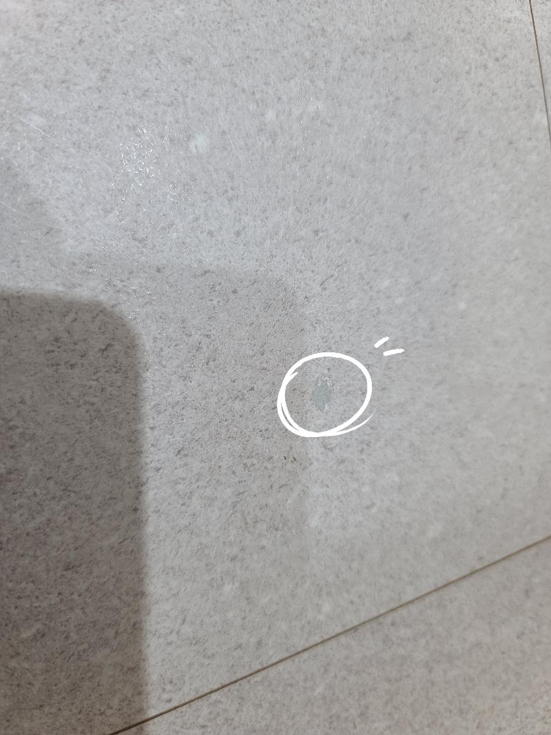 회색 타일 바닥의 흰색 원형 표시 지점