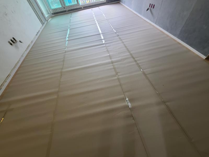 베이스 마감재가 깔린 창가 근처의 실내