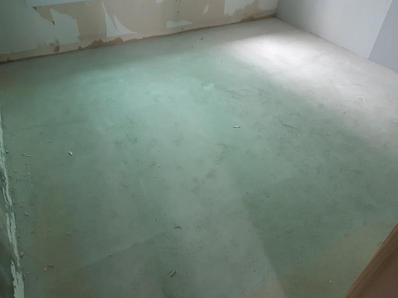 도배지가 일부 벗겨진 벽면과 평탄화된 바닥 상태