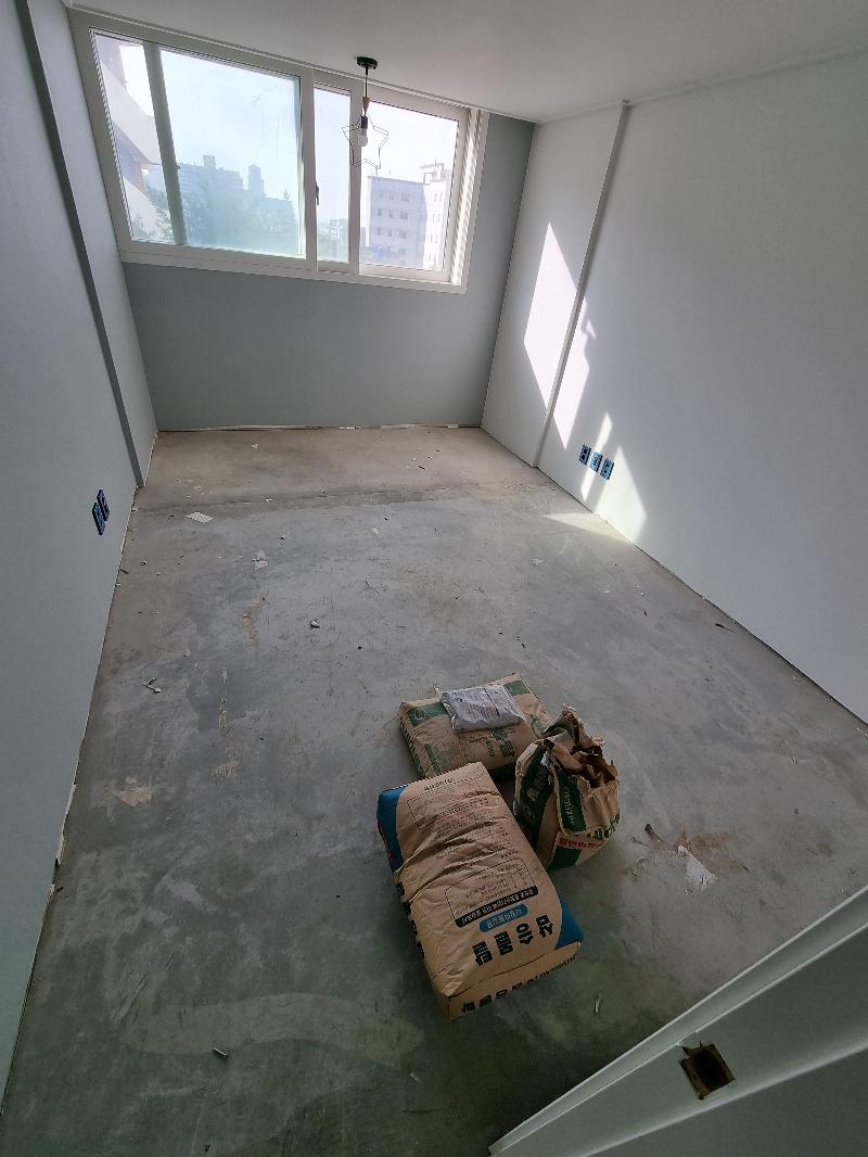 슬라이딩 창문과 콘크리트 바닥이 보이는 모습