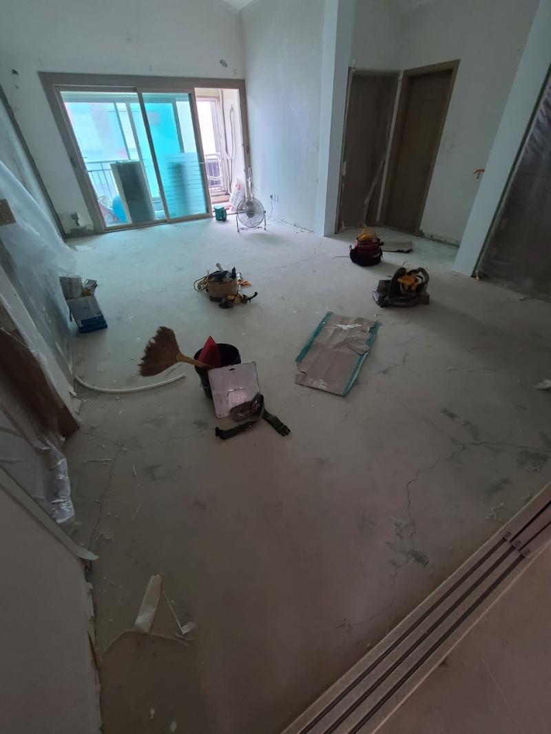 바닥 정리를 위해 준비된 수공구와 소형 도구