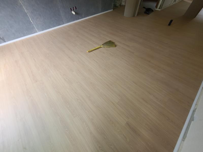 흰색 테두리가 잡힌 벽면과 빗자루가 놓인 바닥