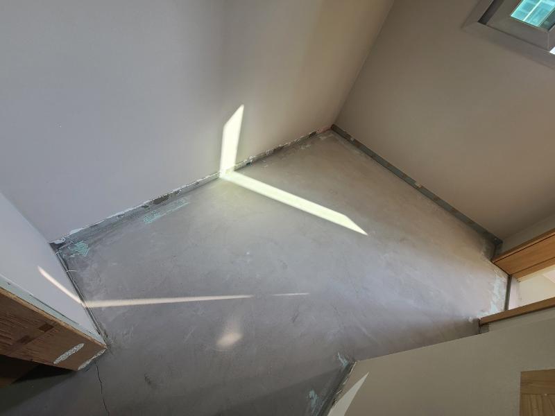 창문 주변의 바닥 기초 작업 상태