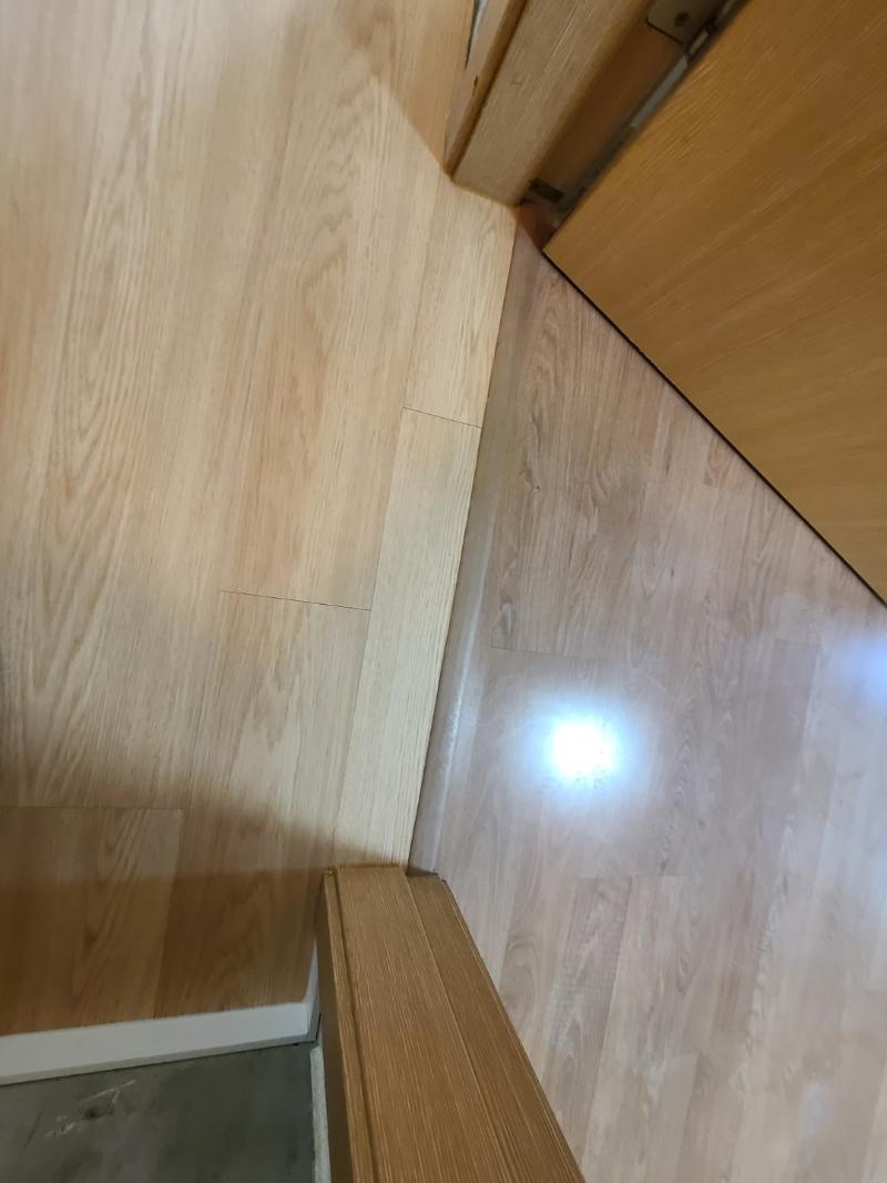 문틀과 마루가 만나는 접합부 근접샷
