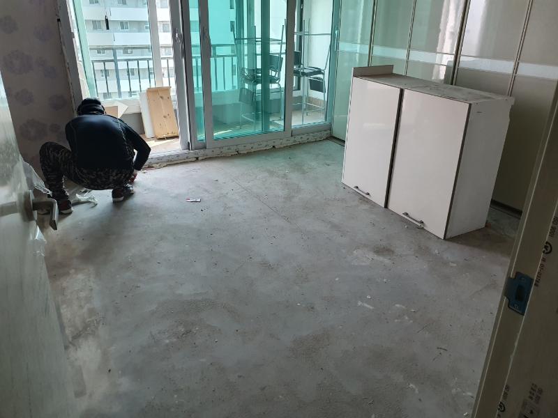 불투명 도어 패널이 적용된 수납장