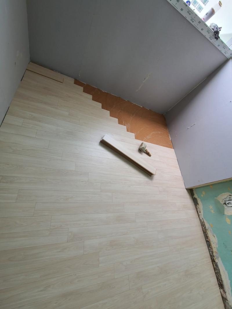 벽면과 바닥 표면의 상태 확인