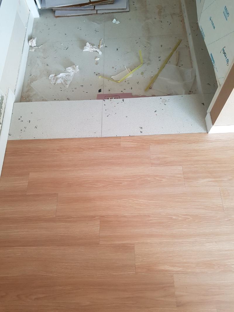 타일 디딤석과 마루가 맞닿은 현관 입구