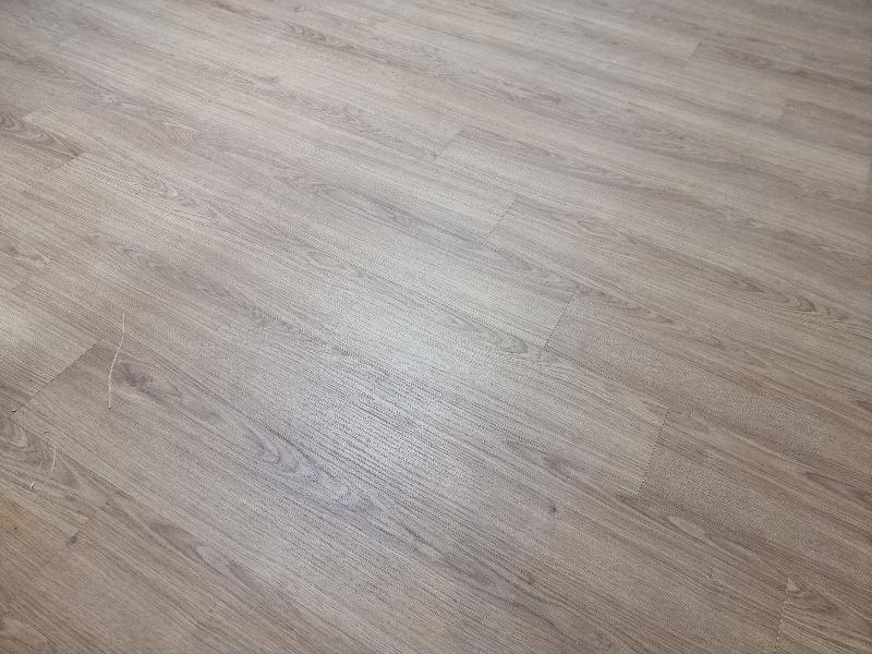 접착제 도포 후 마루가 깔리기 시작한 표면