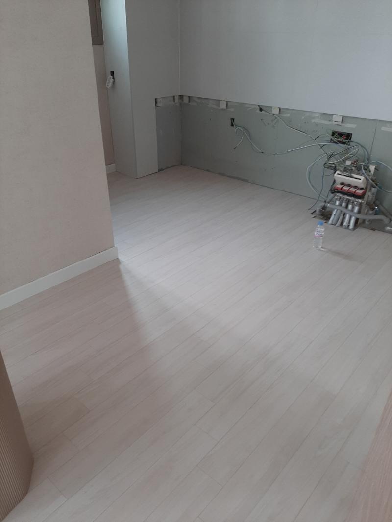 전선 장치가 노출된 공사 중인 실내 바닥