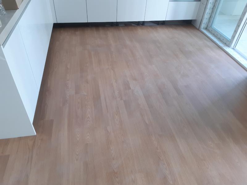 유리창과 수납장이 있는 목재 마루 공간