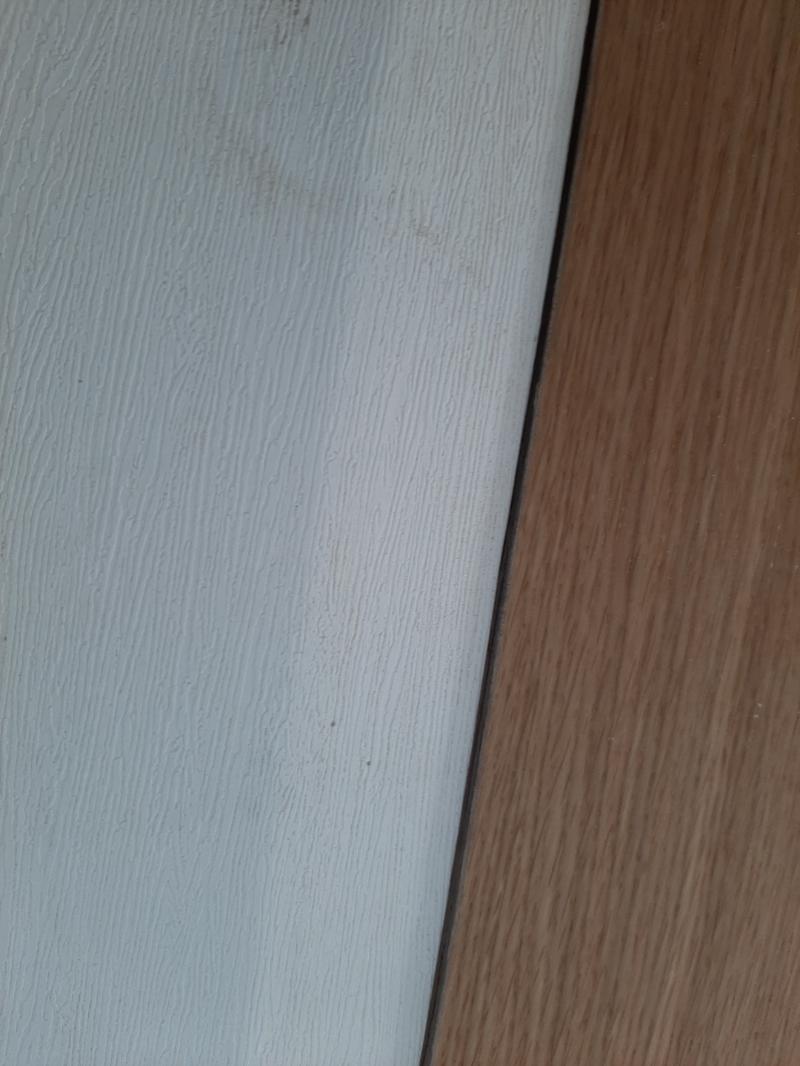 벽면과 목재 패널의 접합 부분 상세