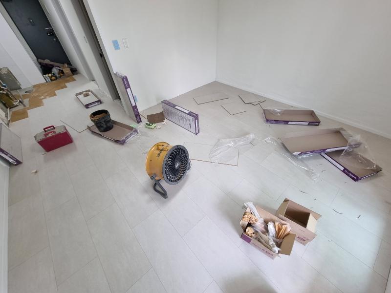 마루 판재를 고정하는 시공 장면과 수공구