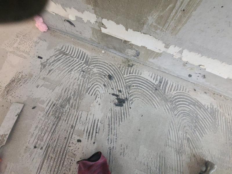 페인트가 벗겨진 벽면과 콘크리트 바닥의 상태