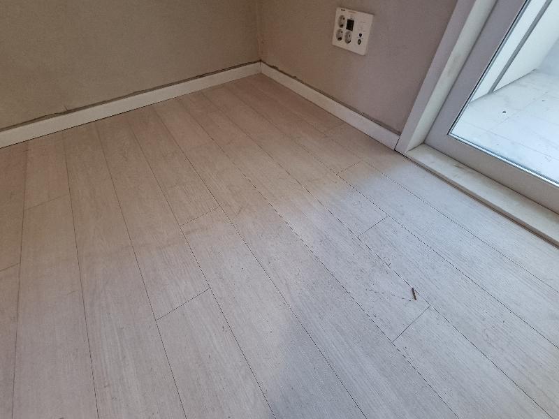 베이지색 벽면과 목재 패턴 바닥의 만남