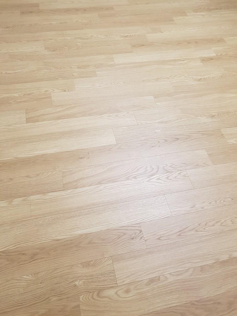 시공이 완료된 우드톤 바닥의 전경