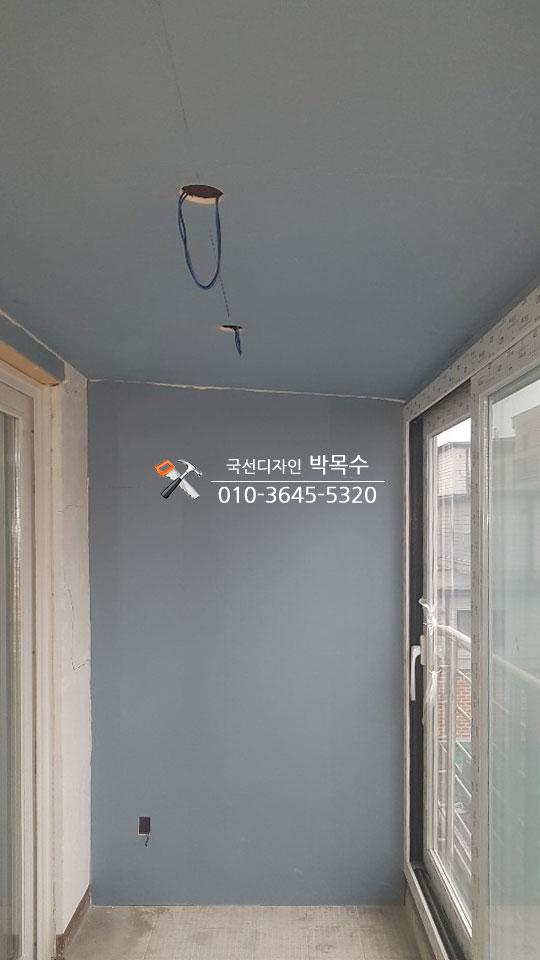 전선이 매달린 발코니의 회색 벽과 천장
