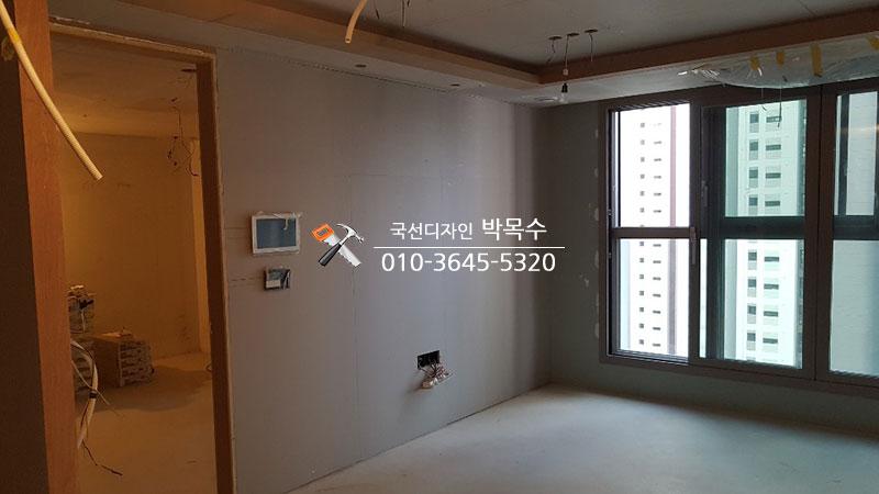 창호 근접 부위와 문이 열린 방의 연결 공간