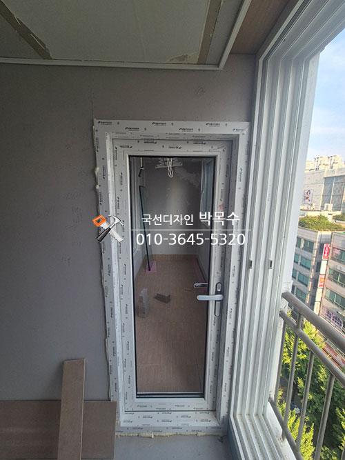 창문 주변의 석고 마감 및 평활도 작업