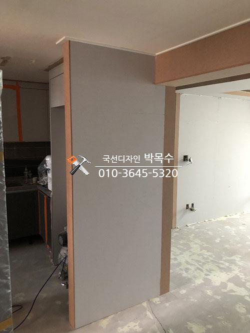벽면과 병가가 맞닿은 지점의 모습