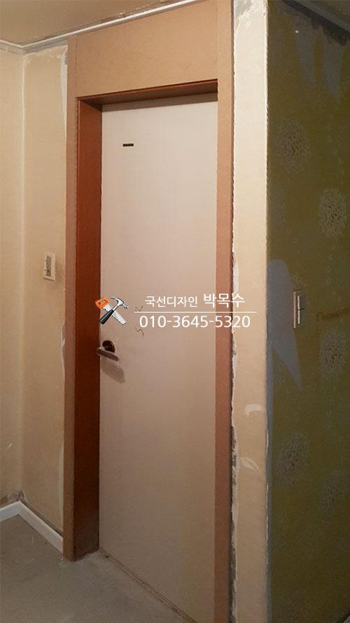 전기 스위치가 부착된 복도의 미마감 벽면