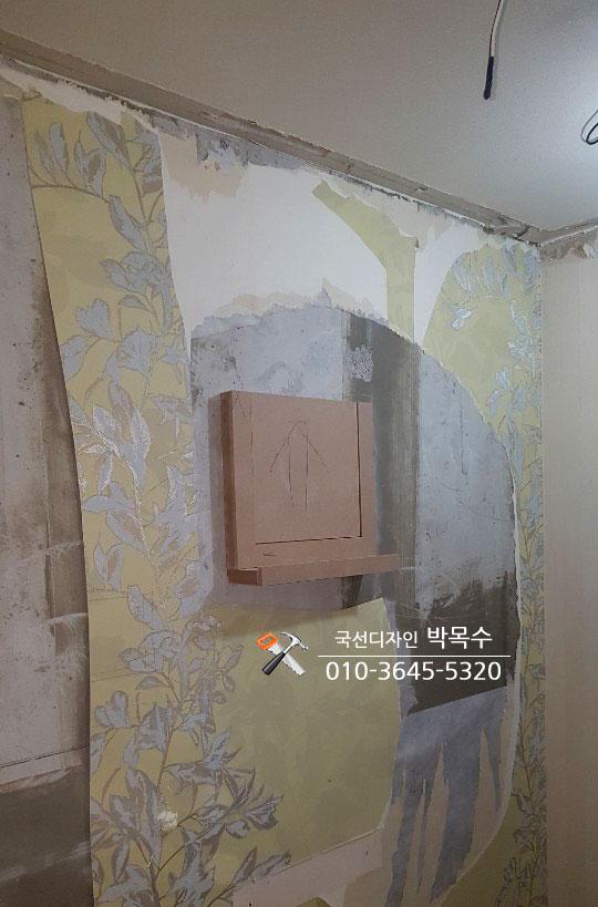 식물 패턴 벽지가 벗겨진 벽면과 수납장 부착 상태