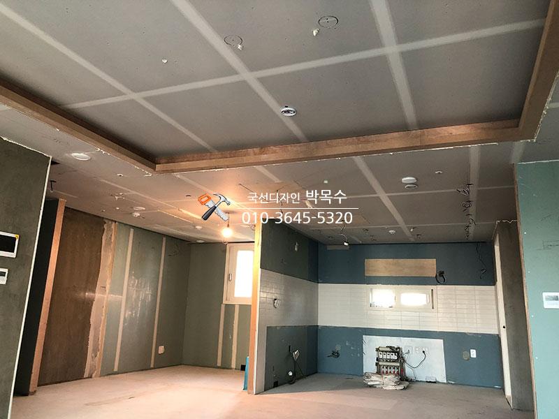 천장 보드 사이로 내부 구조가 드러난 상태