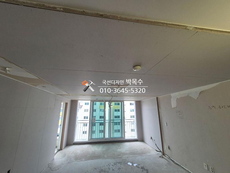 벽면 일부가 벗겨진 창가 쪽의 면 정리 단계
