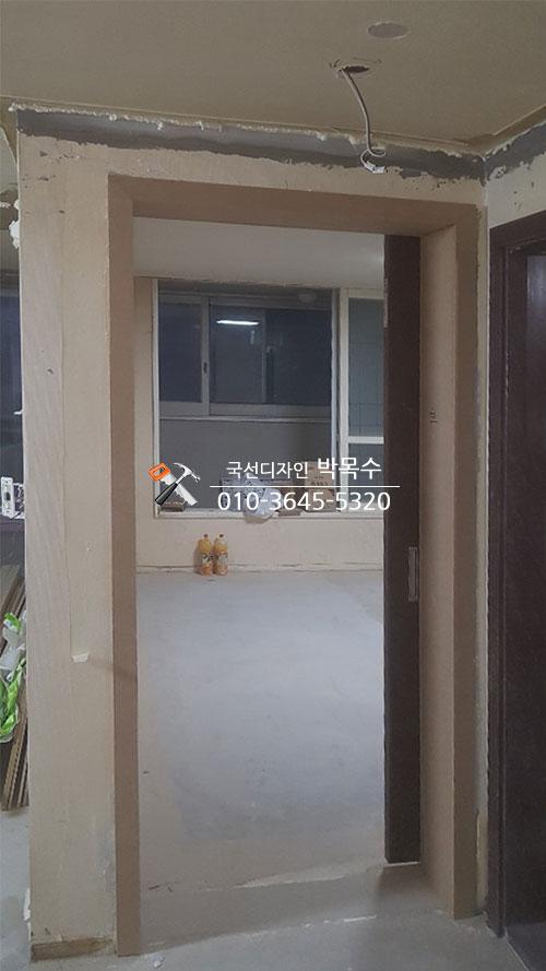 전선이 노출된 복도 천장과 벽면 마감재