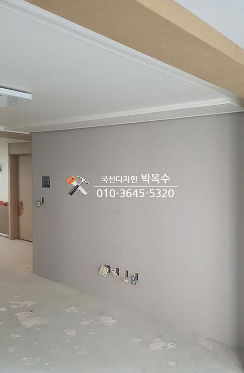 전기 소켓이 설치된 회색 벽면의 복도 구간