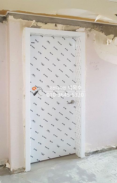 흰색 코팅 바닥 위로 설치된 새로운 도어와 문틀