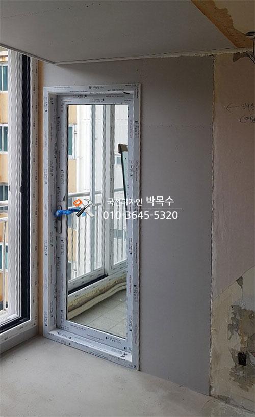 창호 프레임과 벽면이 맞닿은 지점의 근접 모습