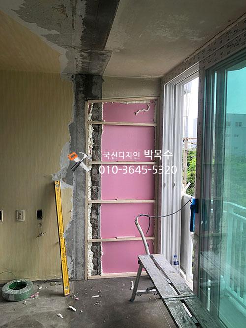 벽면 근처에 놓인 수공구들의 모습