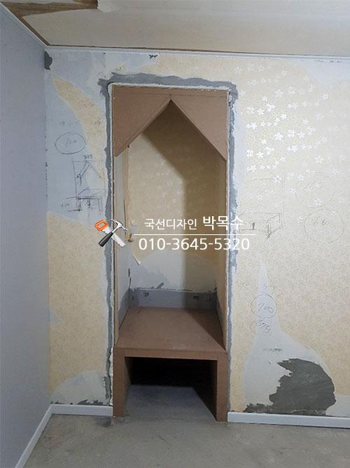 도면 수치가 기입된 벽면과 문틀 주변 정리 상태