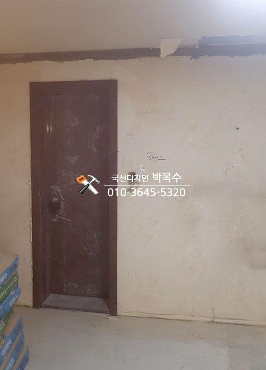 갈색 도어 설치 후 벽면 정리 과정