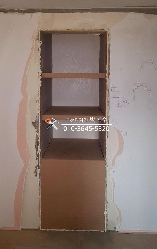 벽체 내부에 목재 수납장을 짜 넣는 매립장 작업