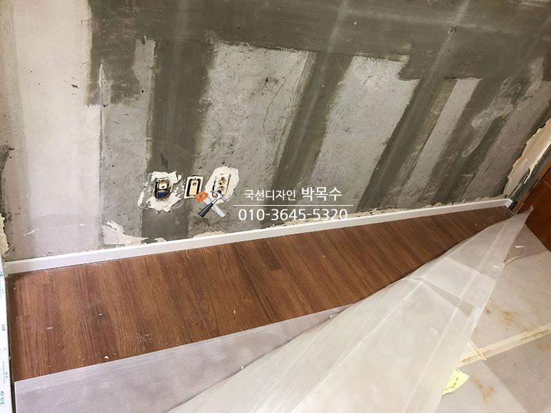 전기공사 구멍과 베이스보드가 보이는 벽면