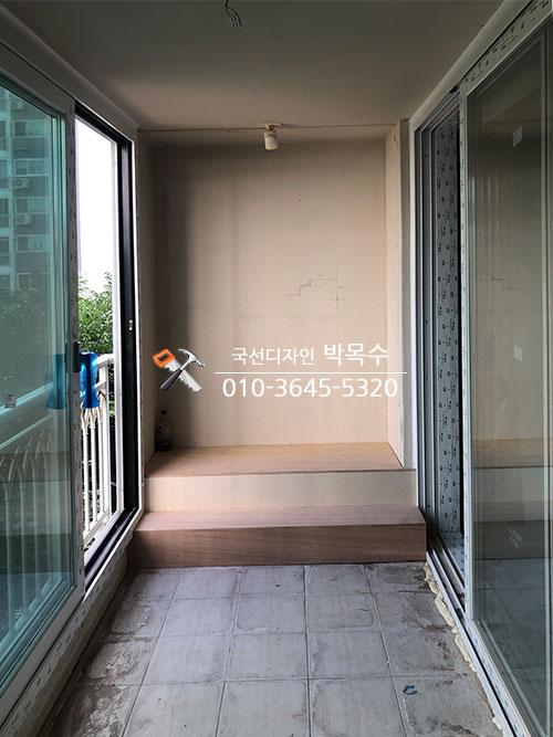 데크가 설치된 발코니 공간의 모습