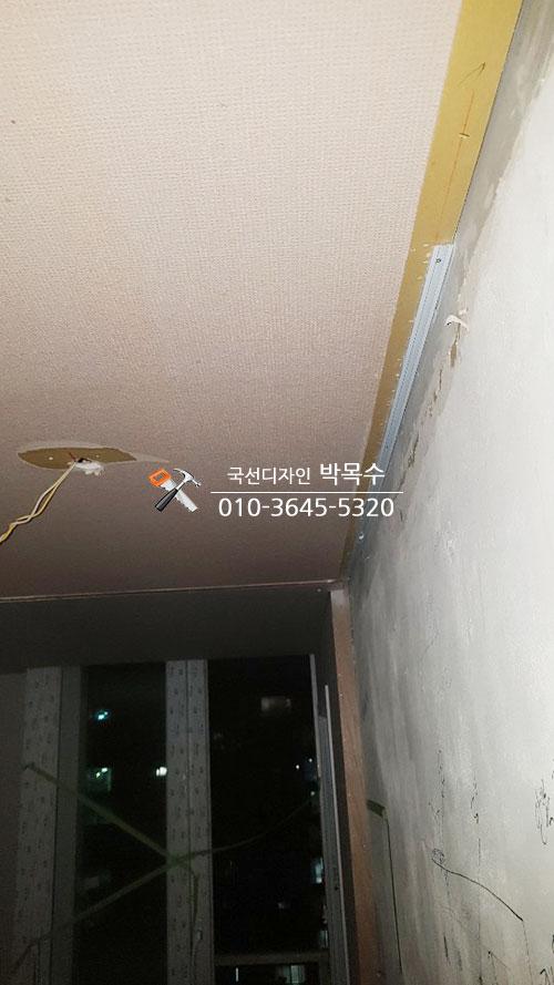 천장 마감을 위한 수공구 사용 모습