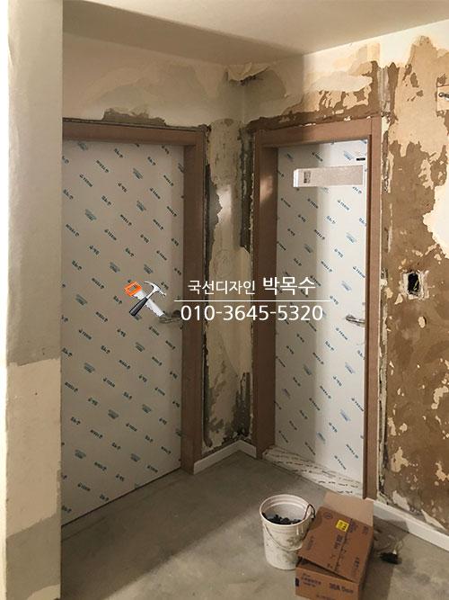 도어 프레임 설치를 위한 간격 조정 작업