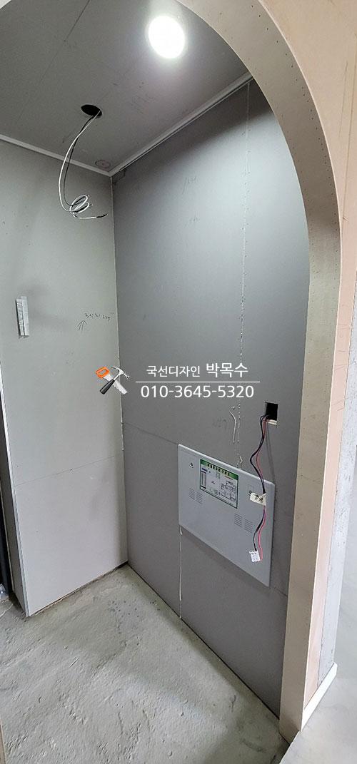 전기 박스와 전선이 노출된 회색 벽면