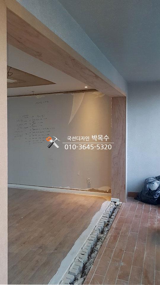 평몰딩과 걸레받이 시공을 위해 틀을 잡은 벽면