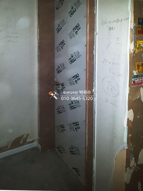 보호 필름이 붙은 도어와 벽면의 치수가 적힌 모습