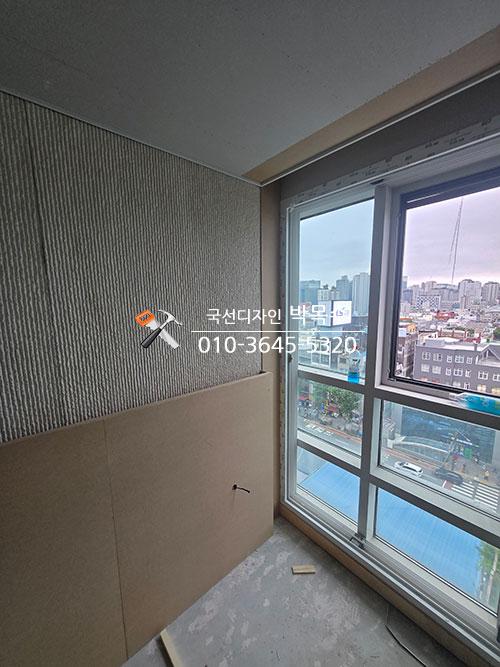 텍스처 벽면과 베이지색 보드가 만나는 창가