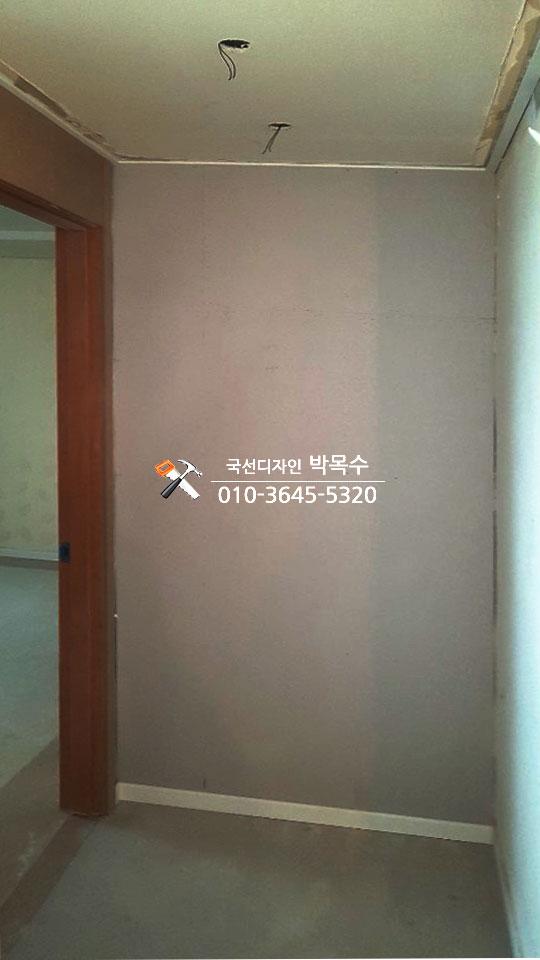 전선 배선 구멍이 보이는 복도 천장과 벽면
