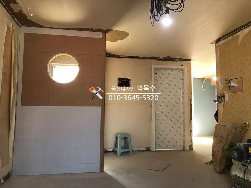천장과 벽면 마감이 진행 중인 방 내부