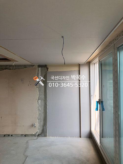 전선이 노출된 천장과 콘크리트 바닥의 공사 현장