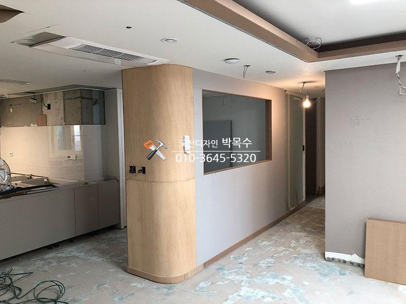 유리 패널과 나무 컬럼이 설치된 복도