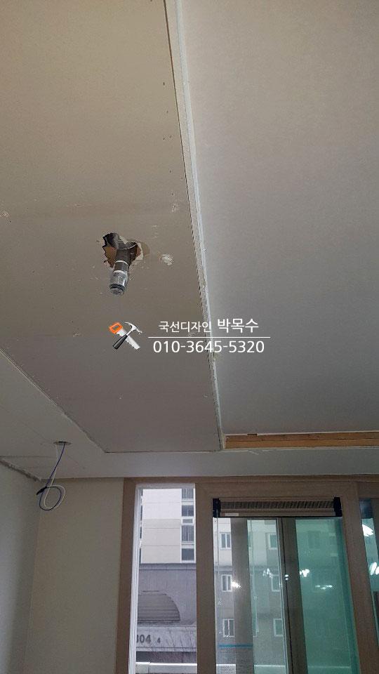 배관이 노출된 천장 구멍과 접합부
