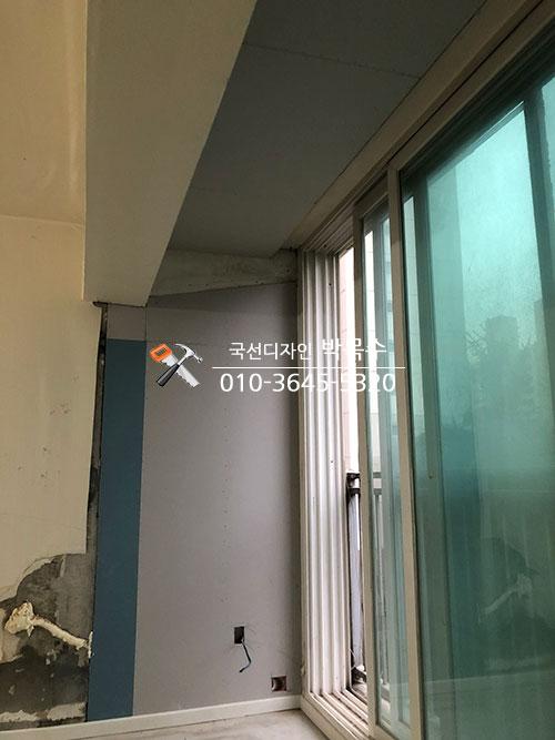 마감이 되지 않은 창호 근접 벽면