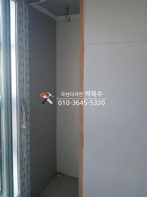 창호 근접 부위의 흰색 마감재 부착 상태
